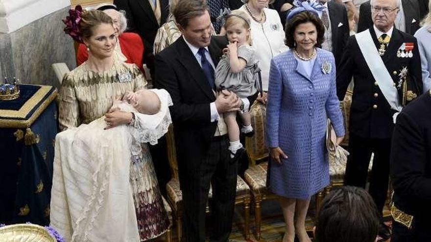 El príncipe Nicolás, con sus padres y sus abuelos. // Reuters