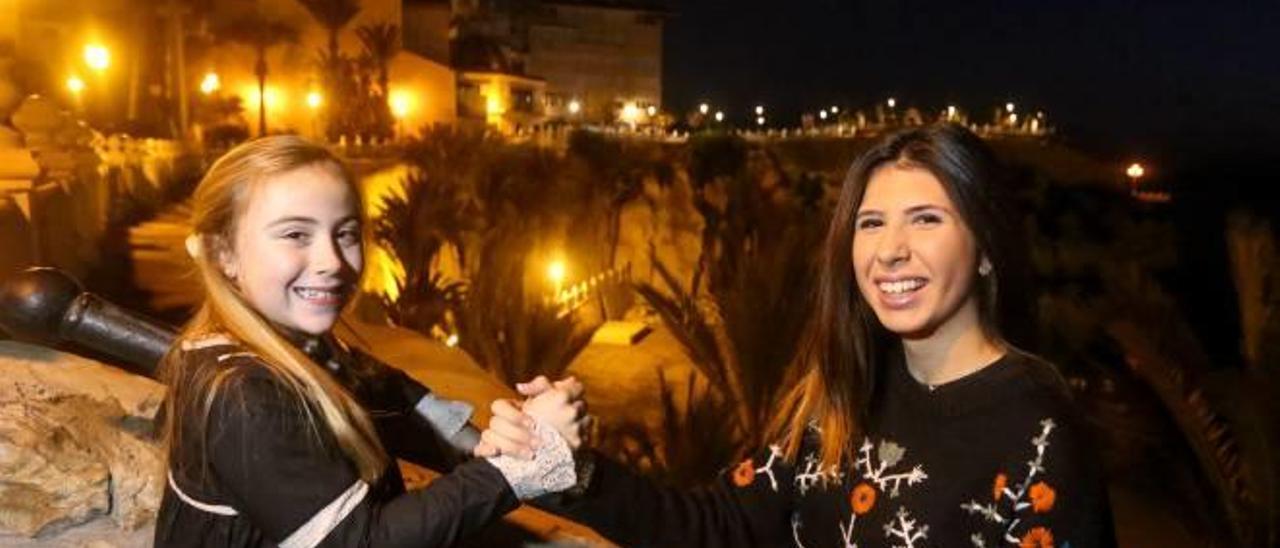 La Reina Infantil, Anna Calbo, y la Reina Mayor, Fátima Carrobles, en el Castillo de Benidorm.