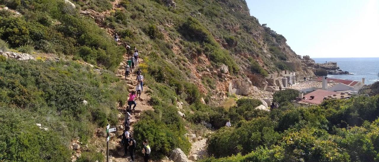 Los senderistas en el tramo final que llega a la cala de Llebeig.