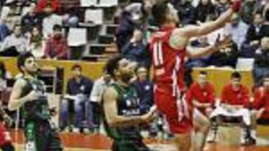 Sergi Costa fent una entrada a cistella contra La Roda.