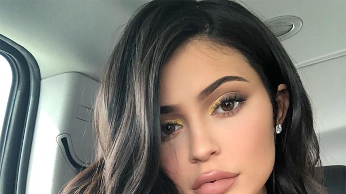 El 'selfie' de Kylie Jenner con labios 'nude' y sombra de ojos amarilla