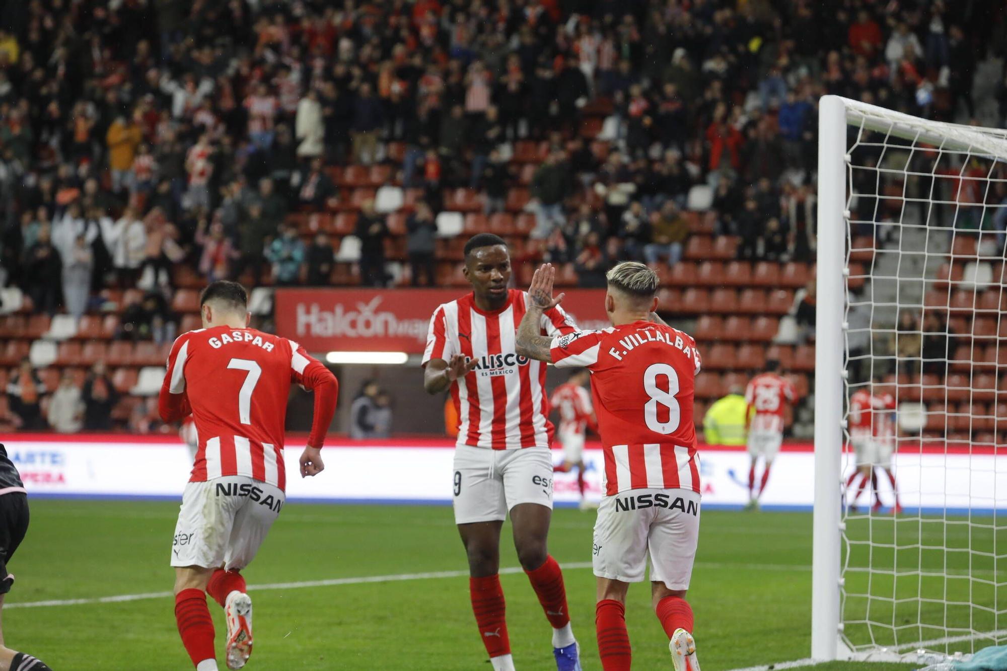 EN IMÁGENES: Partido y ambiente del Sporting-Albacete en El Molinón