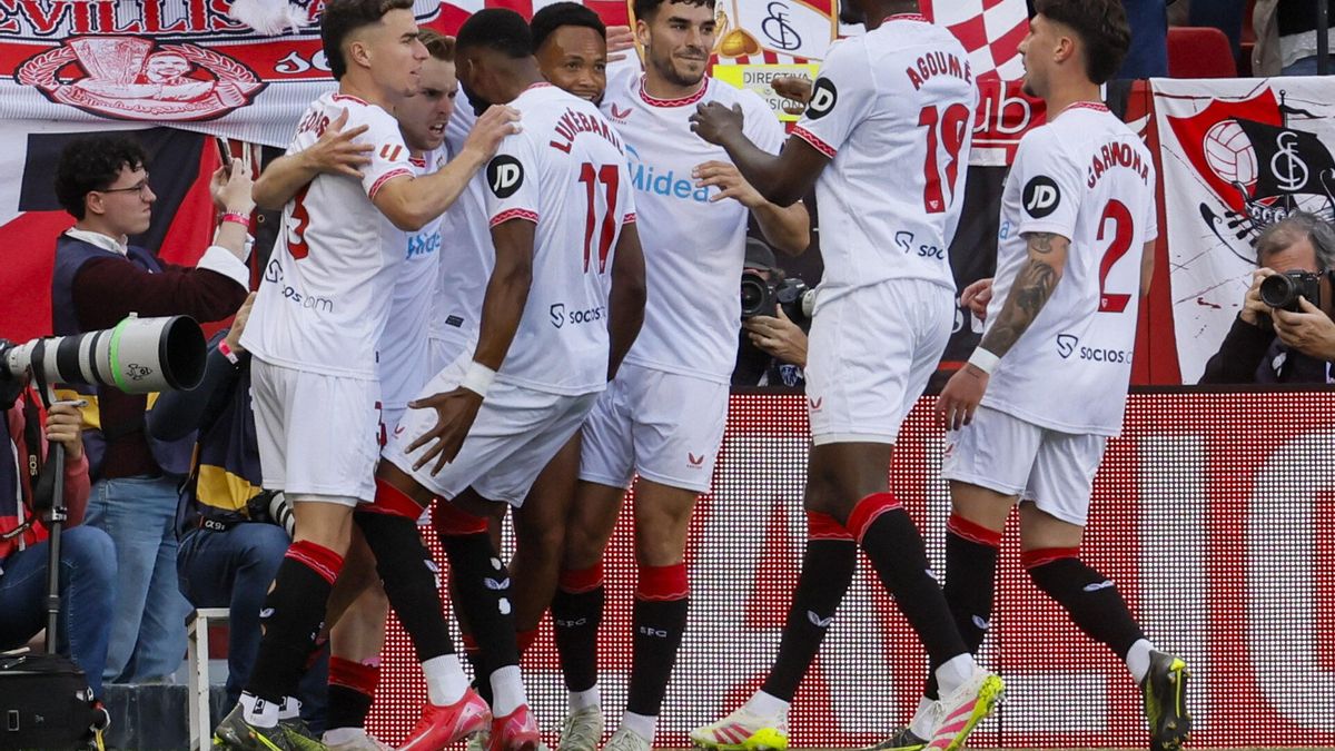 Peque celebra su gol con sus compañeros durante el partido de la jornada 32 de LaLiga que Sevilla FC y Deportivo Alavés disputan este domingo en el estadio Sánchez-Pizjuán.