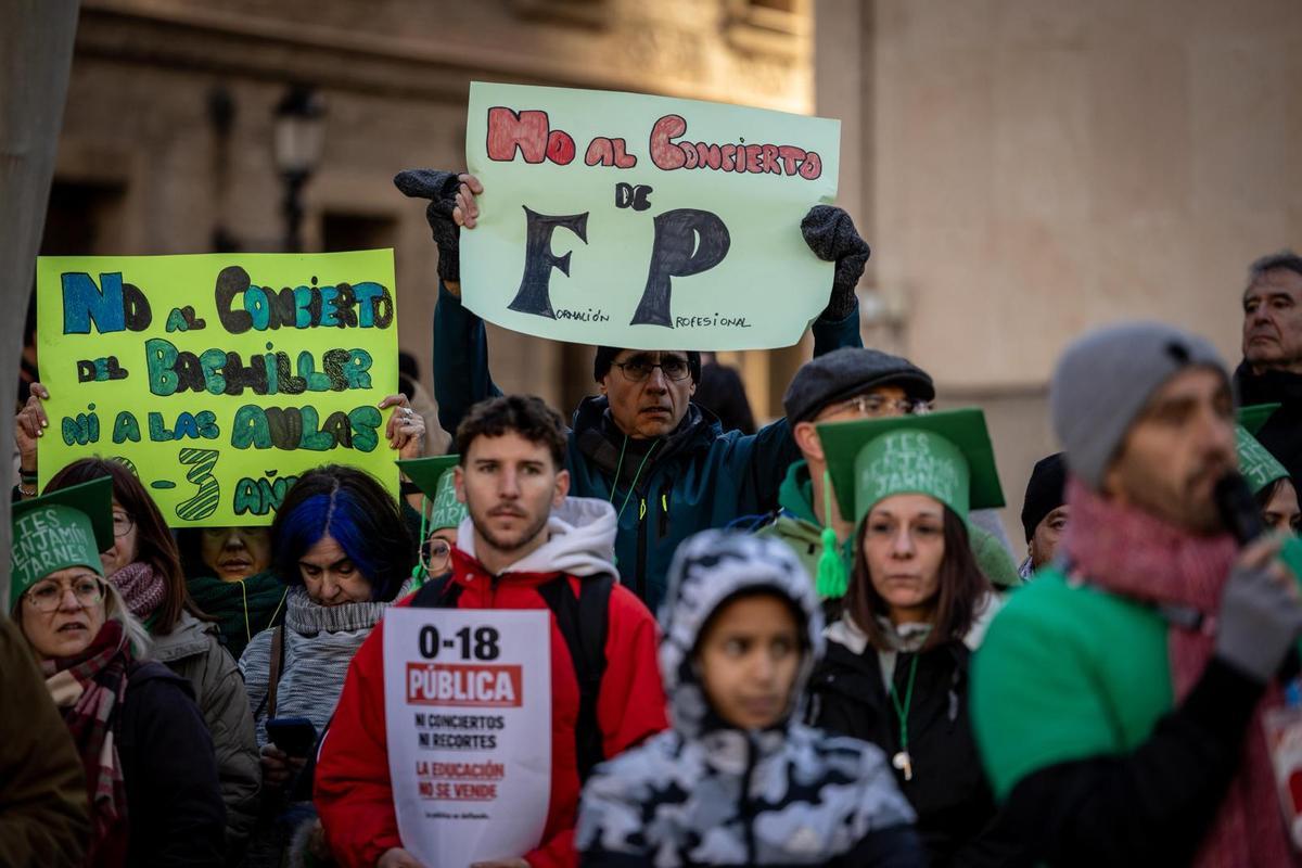 Concentración en el Pignatelli en defensa de la escuela pública en el primer día de huelga.