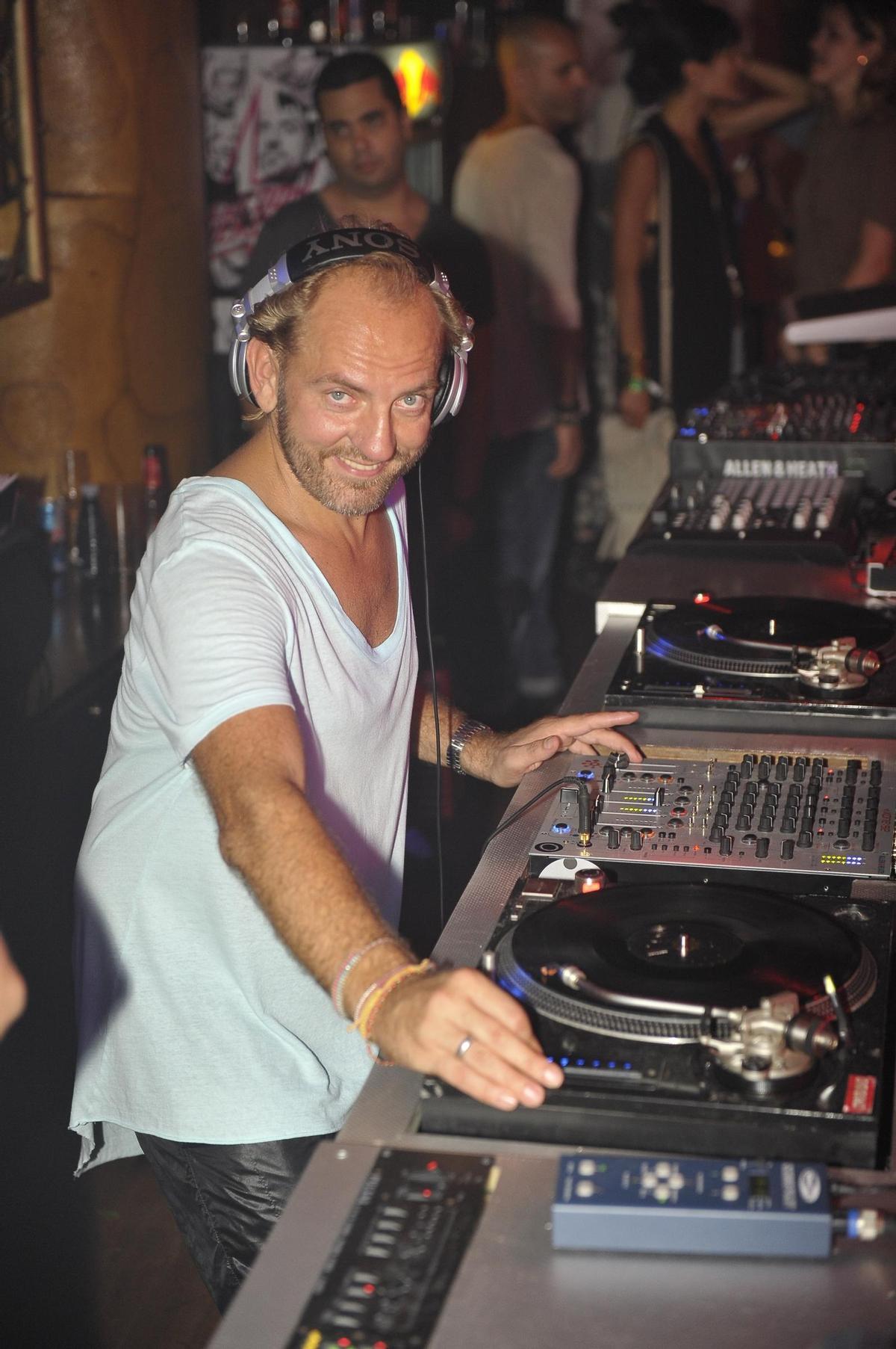 El dj Sven Väth pinchando en Amnesia.