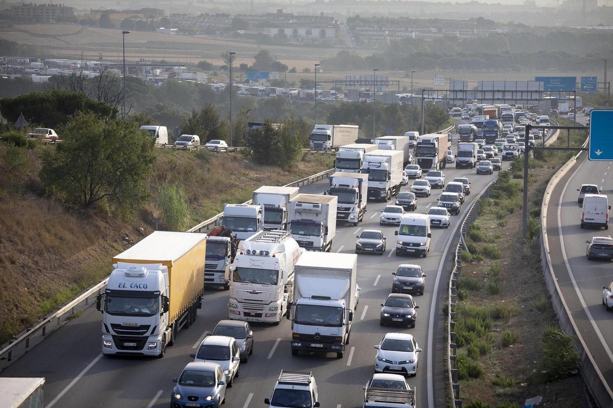 Camiones y turismos comparten espacio en la AP-7, al paso de esta autopista por Sant Cugat