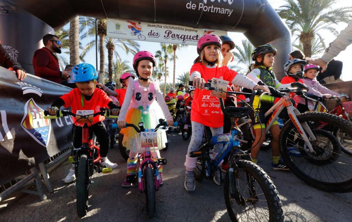 Gran éxito en Sant Antoni de la Marcha des Porquet, que reúne a 1.000 ciclistas |