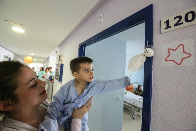 El área de Pediatría del Hospital de la Marina Baixa decora su planta de Halloween