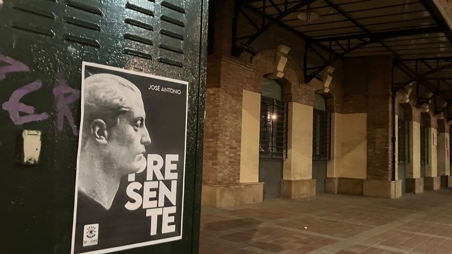 Falange pega pegatinas de Primo de Rivera en la vía pública de Murcia por el 20N