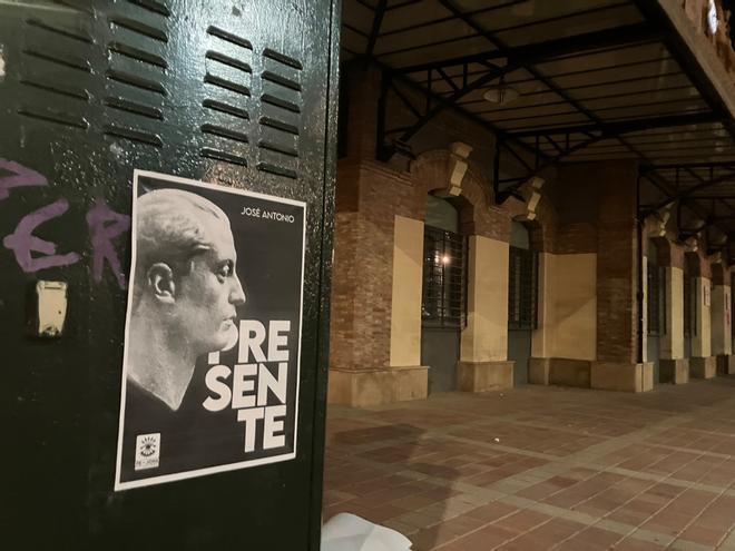 Falange pega pegatinas de Primo de Rivera en la vía pública de Murcia por el 20N