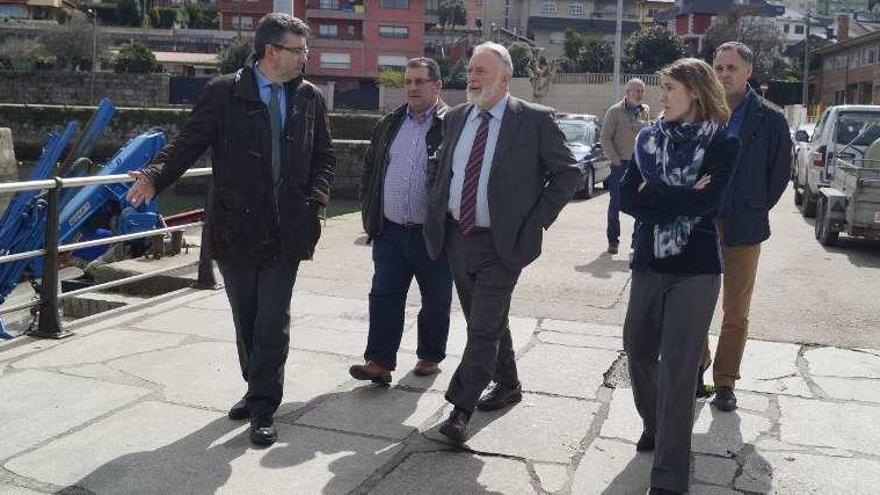 López Veiga con Bas, ayer, en su visita al puerto de Chapela. // FdV