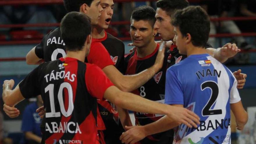 Los jugadores del Club Vigo festejan un punto ante el Can Ventura, en Coia. // Adríán Irago