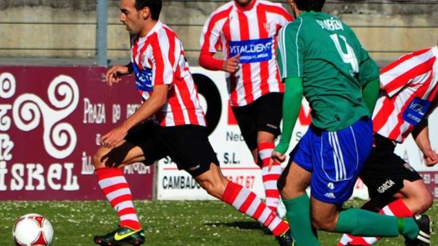 Un jugador del Céltiga conduce el balón durante el encuentro de ayer ante el Órdenes. // Iñaki Abella