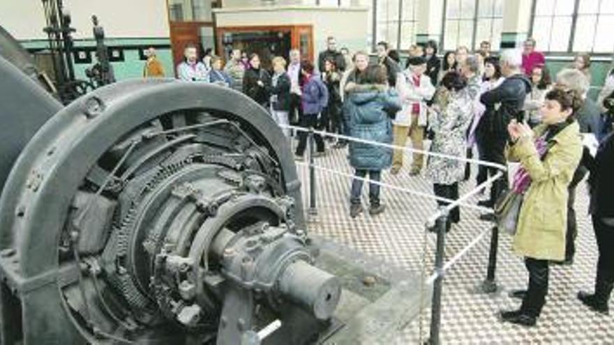 Los participantes en la primera visita guiada a las obras del ecomuseo de Samuño, en la sala de máquinas del pozo San Luis.