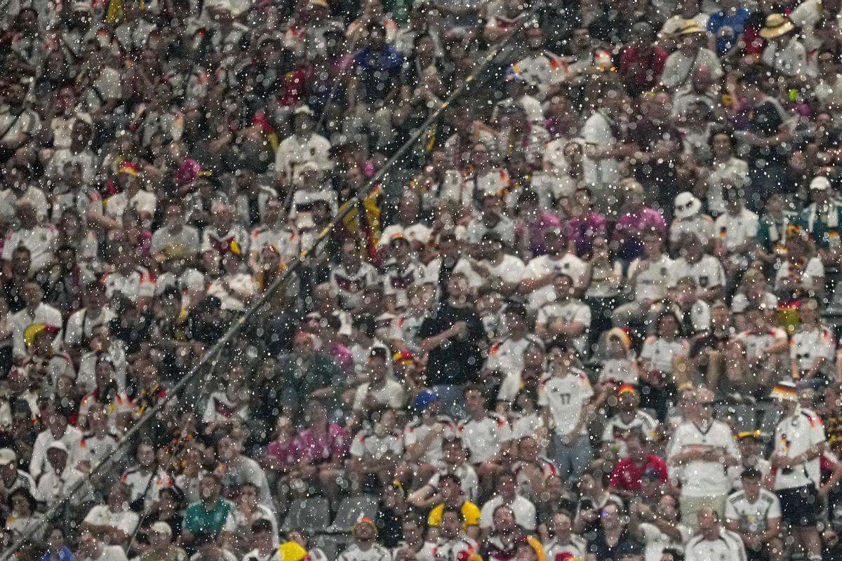 Una fuerte lluvia cae sobre el estadio BVB en Dortmund durante el partido de octavos de final de la Eurocopa 2024 entre Alemania y Dinamarca. El partido ha sido suspendido durante un rato