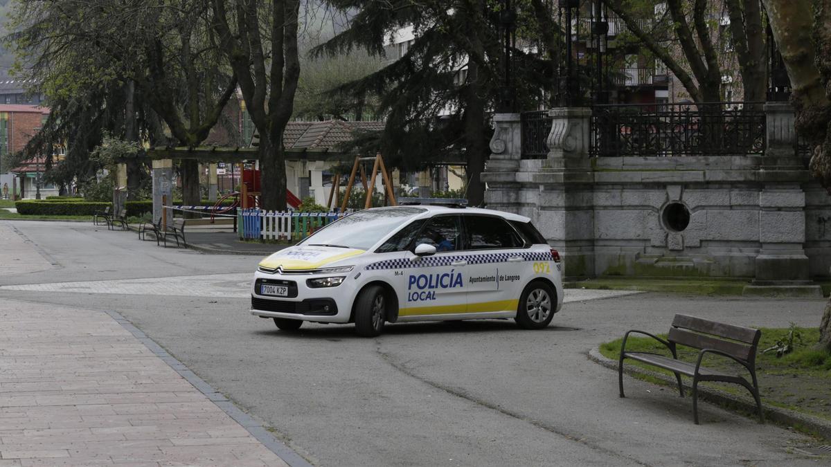 Un vehículo de la Policía Local de Langreo