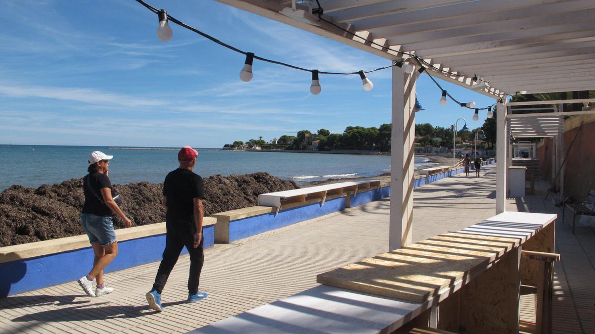 Las casetas comienzan a llegar al paseo de la Marineta Casiana de Dénia