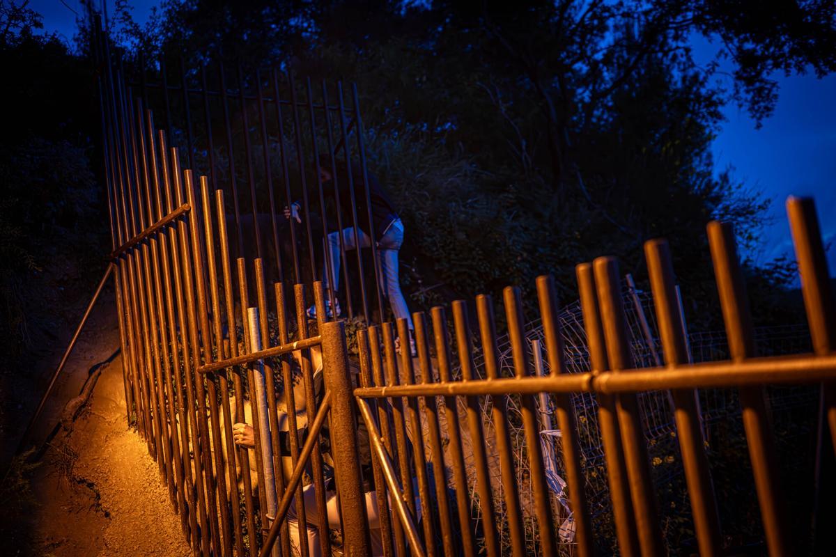 Barcelona, 01/04/2026 Barcelona. El descontrol vuelve al mirador del Turó de la Rovira: botellones y mucho ambiente que se cuela en el parque los viernes y sábados provocando quejas vecinales. Jordi Ribalaygue. AUTOR: MANU MITRU