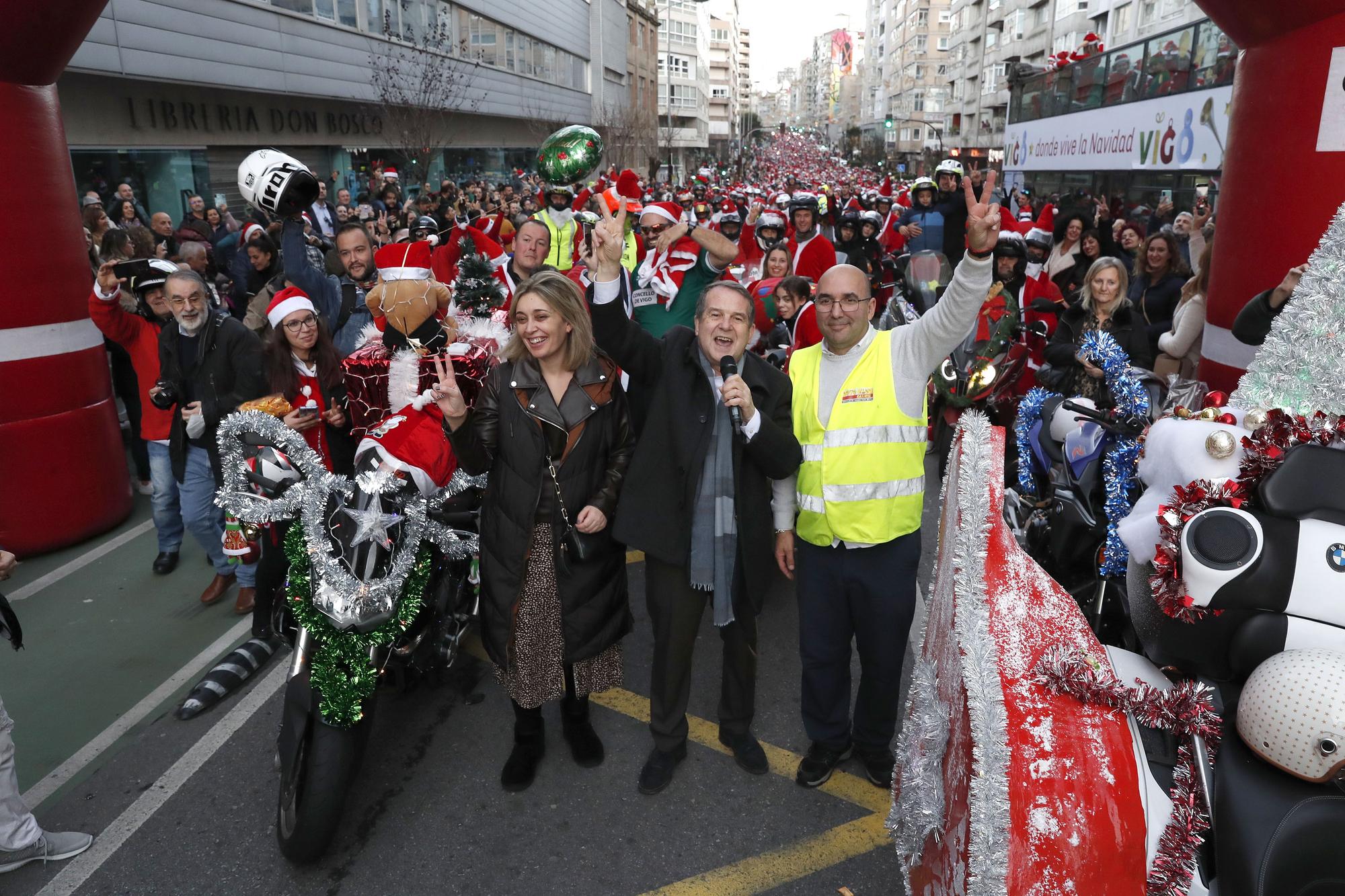 Papa Noel guarda los renos y saca la moto