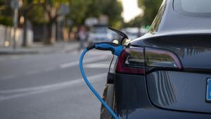 Carga de un coche eléctrico en Sant Cugat.