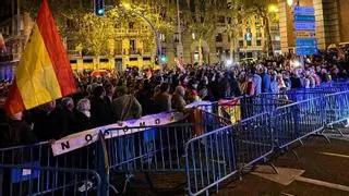 Centenars de persones es concentren per quart dia a la seu del PSOE a Ferraz per protestar contra l'amnistia