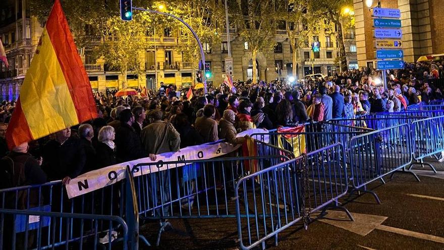 Centenars de persones concentrades a les immediacions de la seu del PSOE a Madrid, al carrer Ferraz, per protestar contra la negociació de l'amnistia amb els independentistes catalans