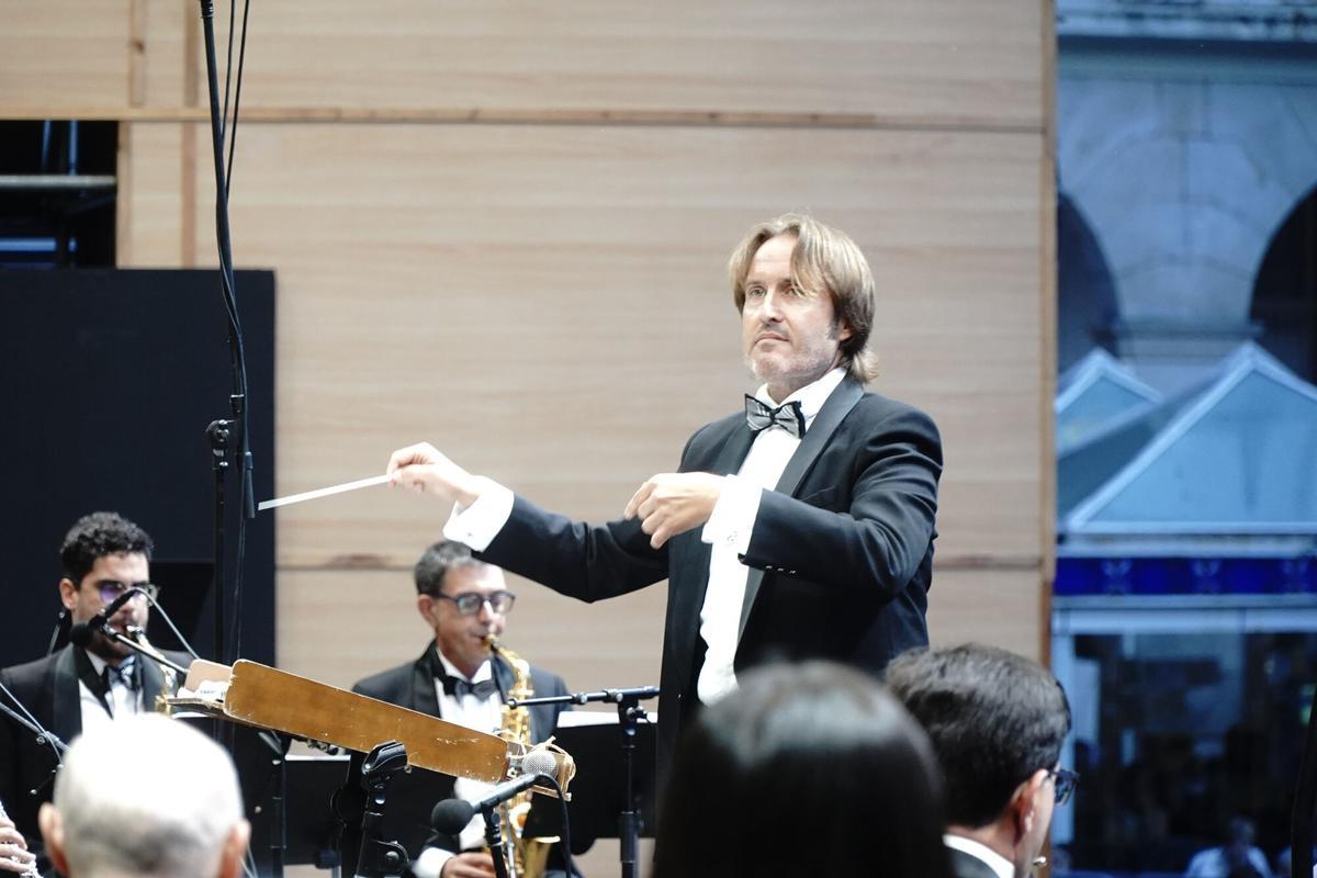 Bajo la batuta del director alicantino Juan Miguel Romero Llopis, la Banda Municipal ofreció un repertorio basado en bandas sonoras de películas. Bajo la batuta del director alicantino Juan Miguel Romero Llopis, la Banda Municipal ofreció un repertorio basado en bandas sonoras de películas.