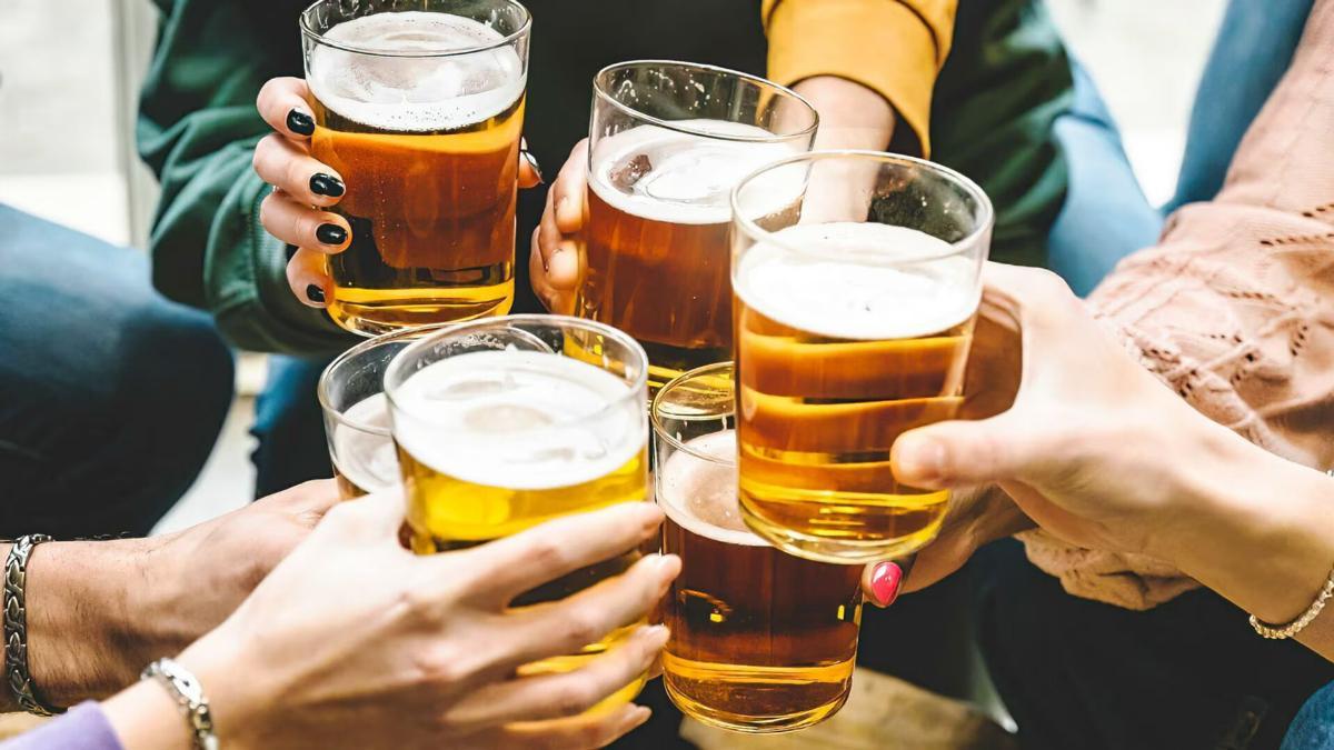 Brindis de cervezas con amigos.