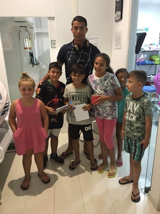 Cristiano Ronaldo con unos niños que dejó entrar en la clínica donde se recupera en Ibiza.