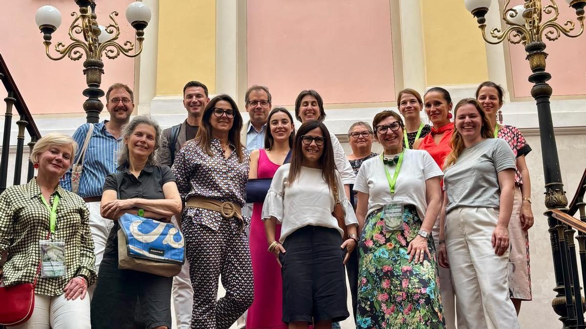 Profesionales del modernismo, en la reunión de Budapest donde se decidió la sede de Alcoy para el encuentro internacional.