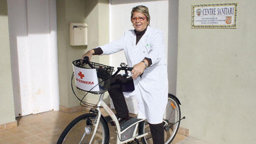 Margalida Sastre, sobre su bicicleta, ayer en el centro sanitario del Port de Pollença.