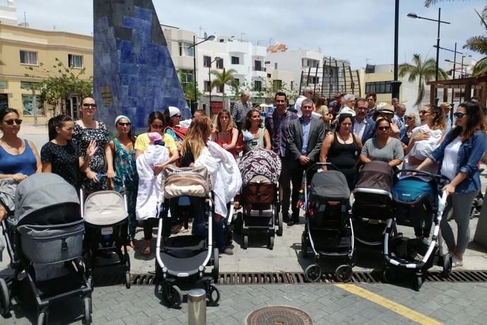 FUERTEVENTURA - MADRES DE CORRALEJO SE REUNEN CON CLAVIJO PARA PEDIRLE PLAZA DE PEDIATRIA EN CORRALEJO