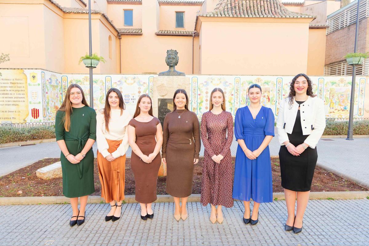 Victoria Arcos, amb les seues dones de companya, a la plaça que porta el nom de la regina magiar.