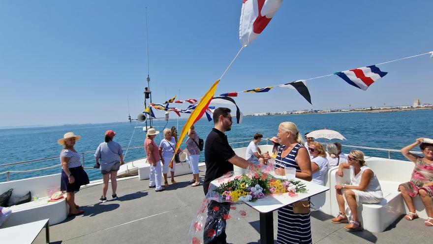 La playa y puerto de la Pobla de Farnals festejaron a la Virgen del Carmen