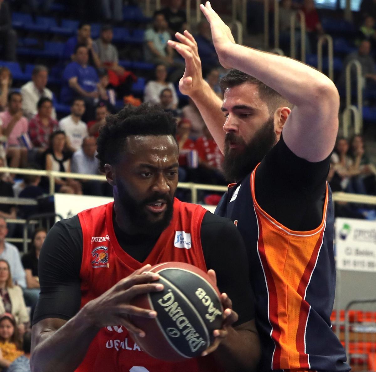 Gabriel Olaseni, defendido por Bojan Dubljević durante un partido como rivales.