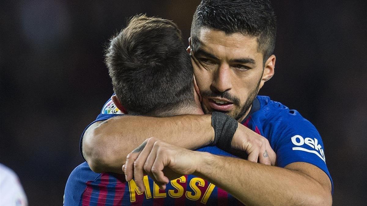 Suarez y Messi se abrazan tras anotar el argentino su gol 400 en la Liga, el 13 de enero del 2019
