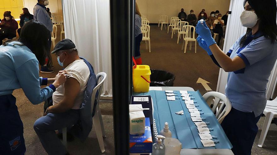 Personal sanitario poniendo la vacuna en Málaga.