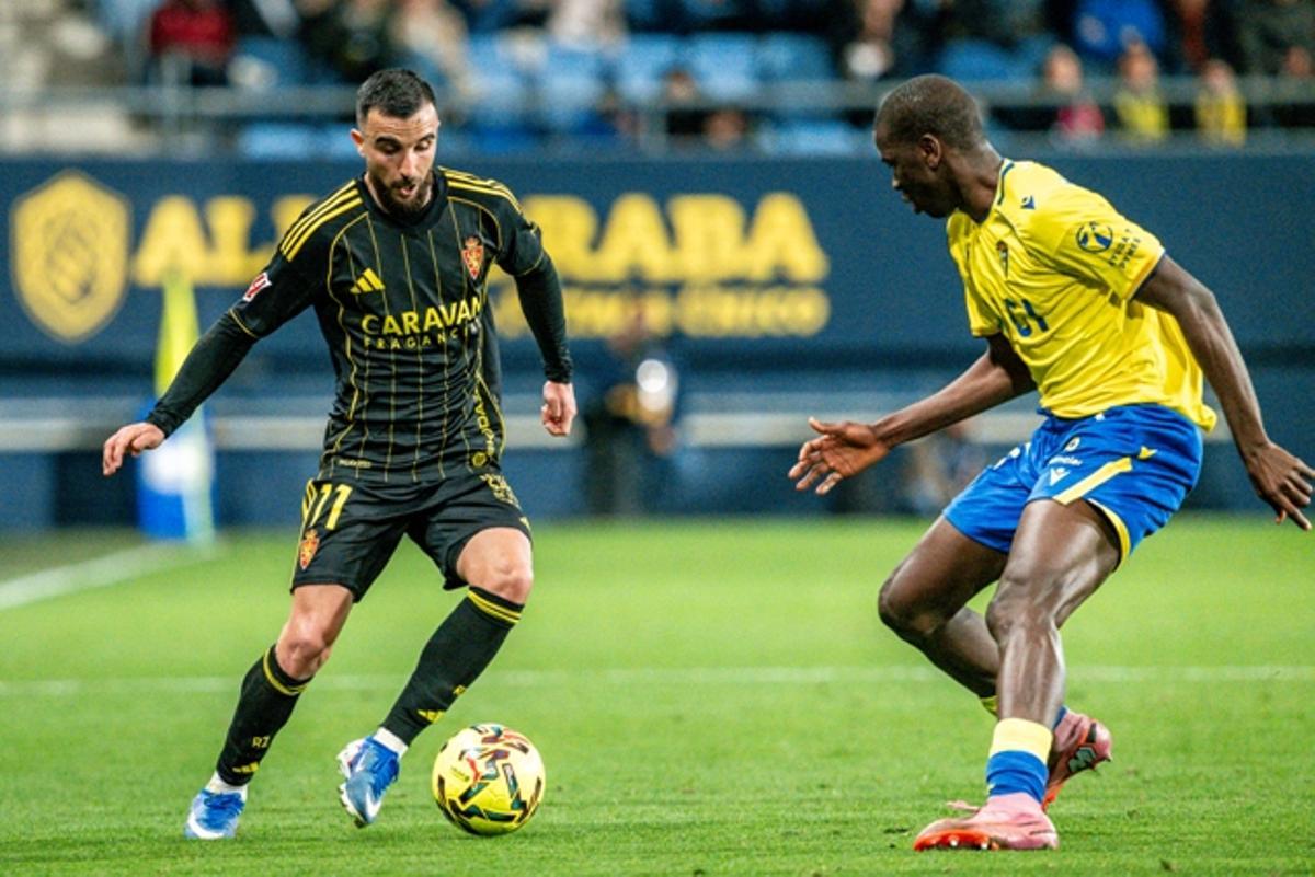Rober encara a un adversario durante el partido en Cádiz.