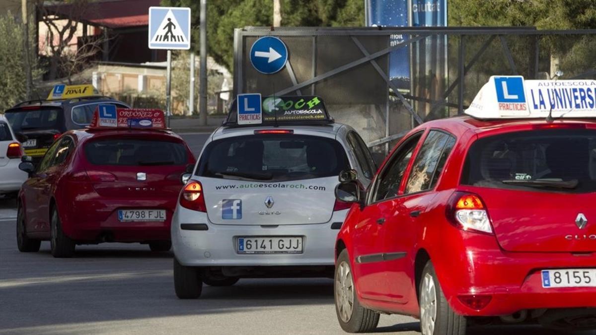 Entrada de coches de autoescuelas a los exámenes de conducción en Barcelona.