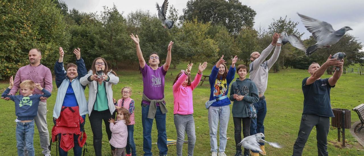 De izquierda a derecha, las familias de Marta, Rubén, Lucía, Carolina, Estrellina, Miguel, Sara y Marina, y Amir.