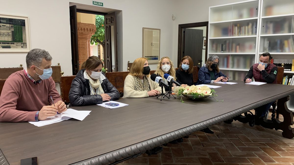 Instante de la firma de los convenios con las asociaciones y clubes.