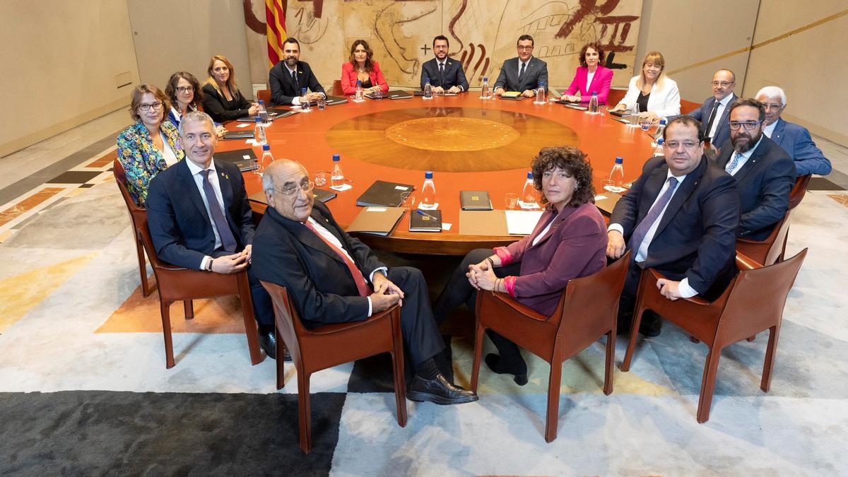 BARCELONA 11/10/2022 Política. Toma de posessión de los nuevos consellers i conselleres del Govern. Manel Balcells, conseller de Salut, Juli Fernández, conseller de Territori, Quim Nadal, conseller de recerca i universitats, Gemma Ubasart, consellera de Justicia, Drets i Memòria, Natalia Mas, consellera d’Economia i Hisenda, Carles Campuzano, conseller de drets socials, Meritxell Serret, consellera d’AccióExterior FOTO de FERRAN NADEU