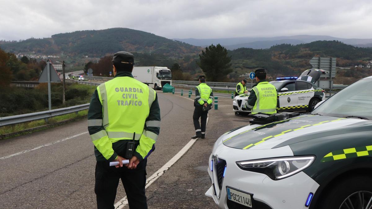 Uno de los controles que la Guardia Civil de Tráfico hizo en Ourense la semana pasada.