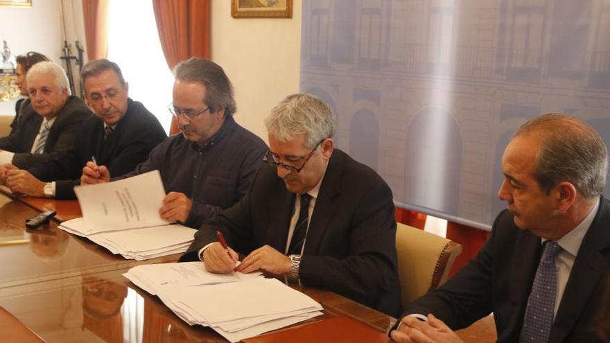 Firma del acuerdo esta mañana en el Ayuntamiento.