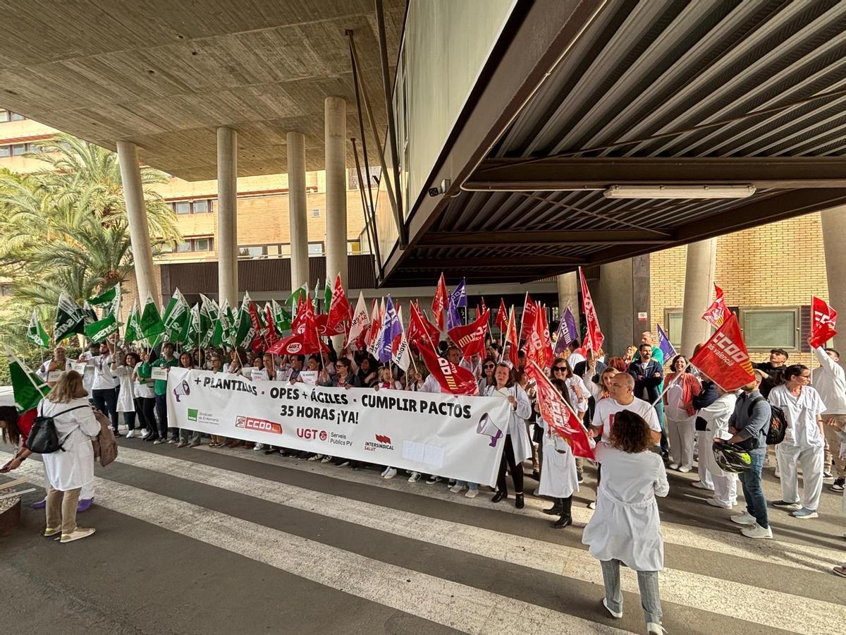 La concentración de sanitarios en el Hospital General de Elche fue convocada por cuatro sindicatos contra la Generalitat