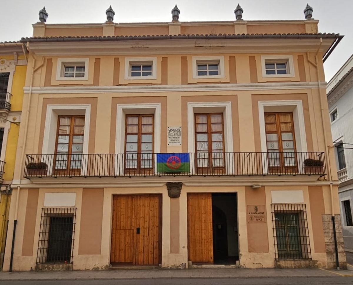 La bandera del pueblo gitano cuelga de la fachada del ayuntamiento.