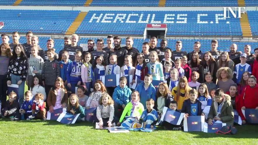 Niños de la Federación de Hogueras visitan al Hércules en su primer entrenamiento de 2019