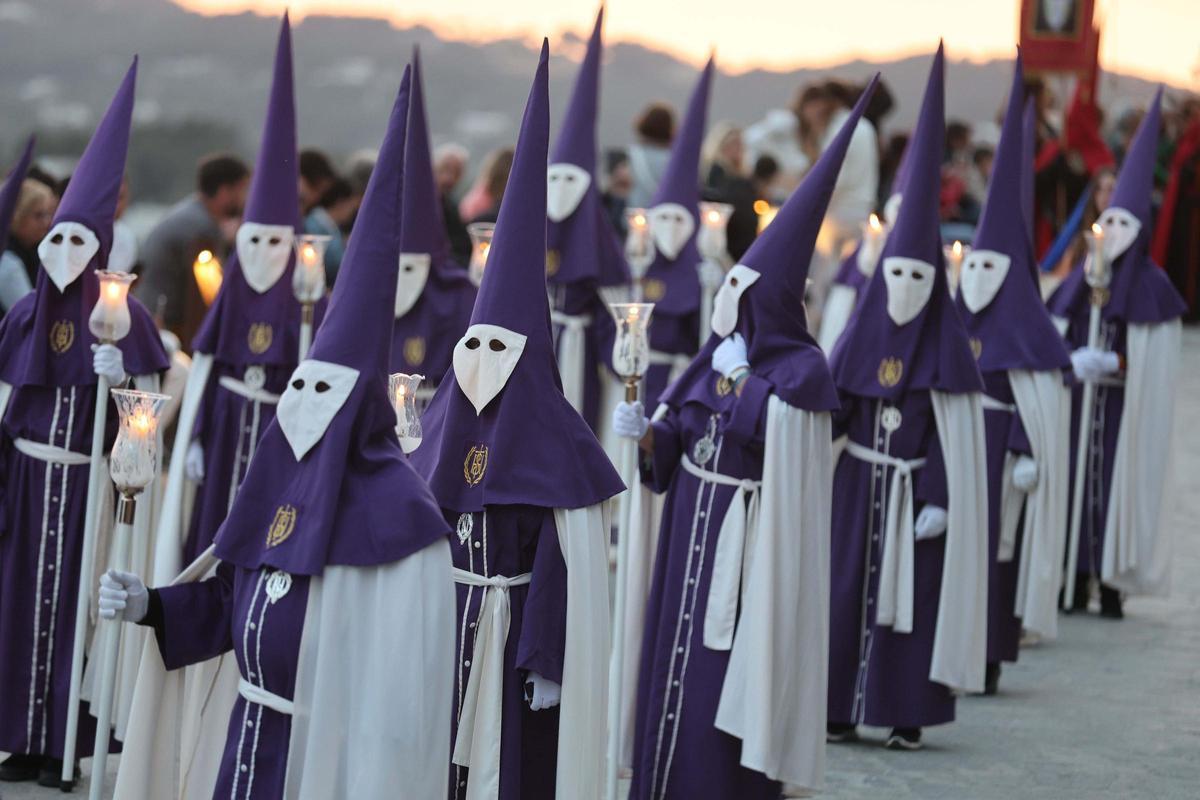 Las mejores imágenes de la procesión del Santo Entierro del Viernes Santo en Santa Eulària
