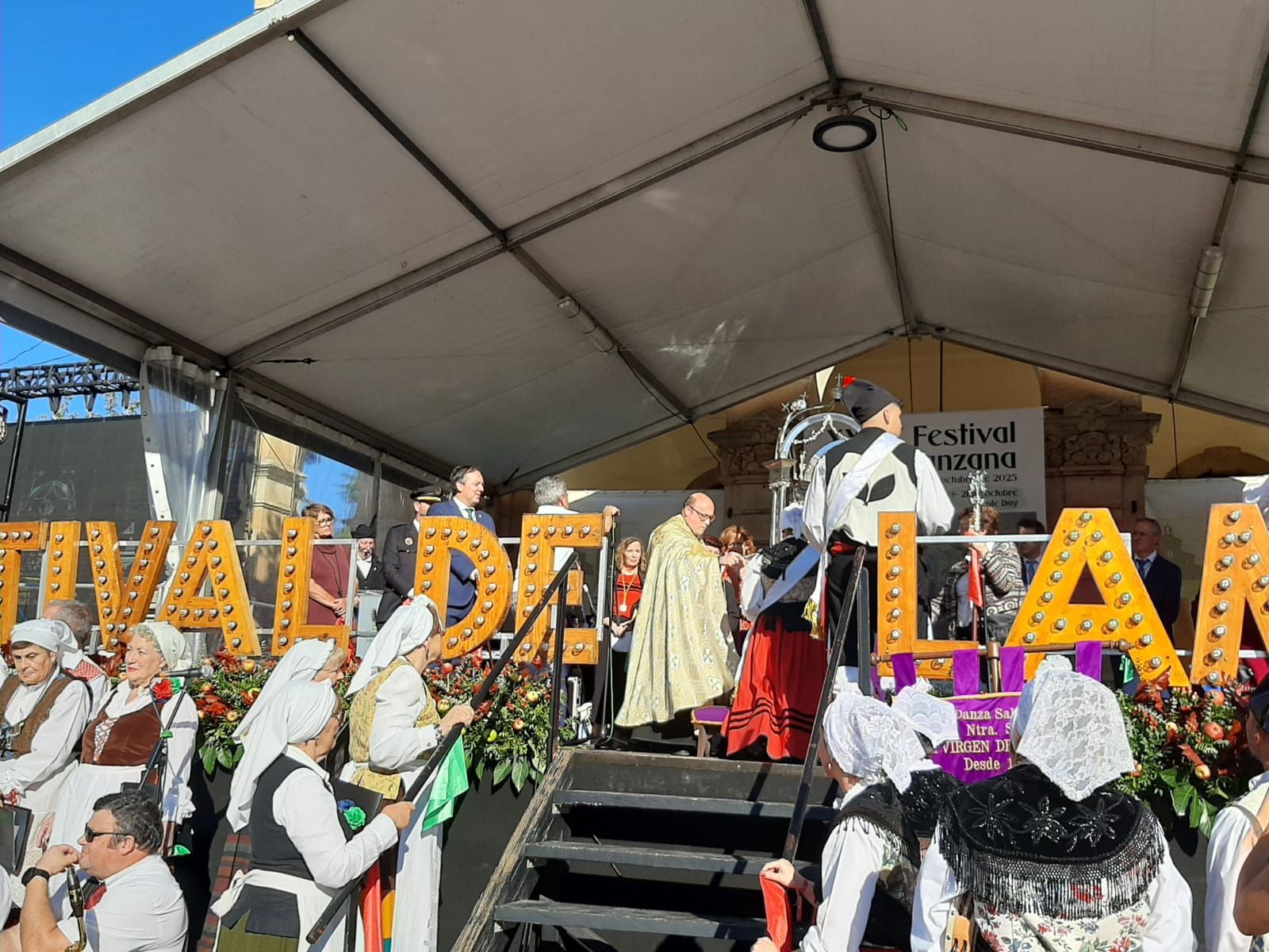 Villaviciosa ofrece el primer mosto a la Portalina: así ha sido el acto seguido de un desfile de carrozas