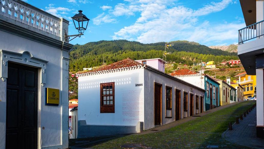 La singular historia de esta calle única en España: la ruta fúnebre que inspiró los versos de un premio Cervantes